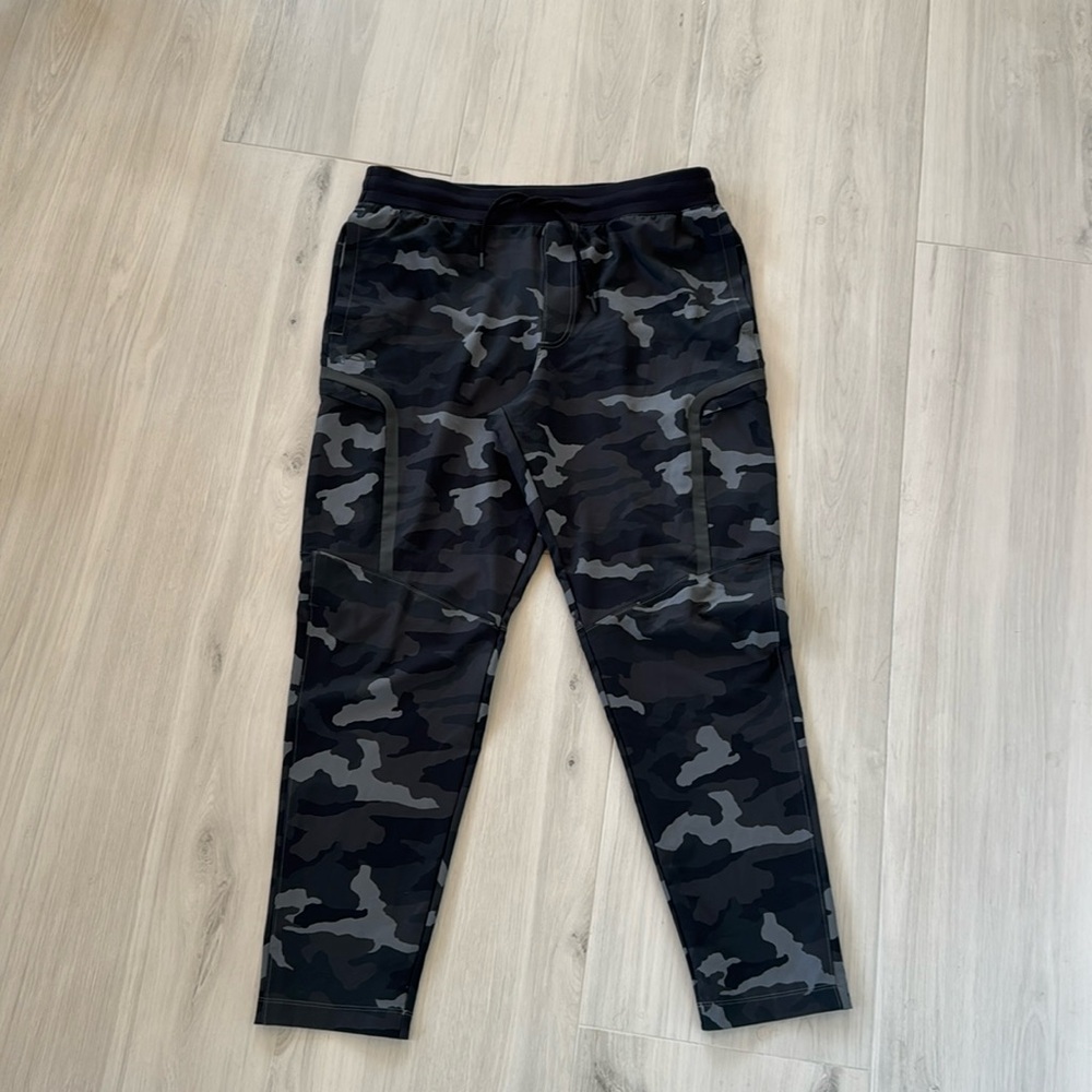 Men’s camo pants by Under Armour size XL